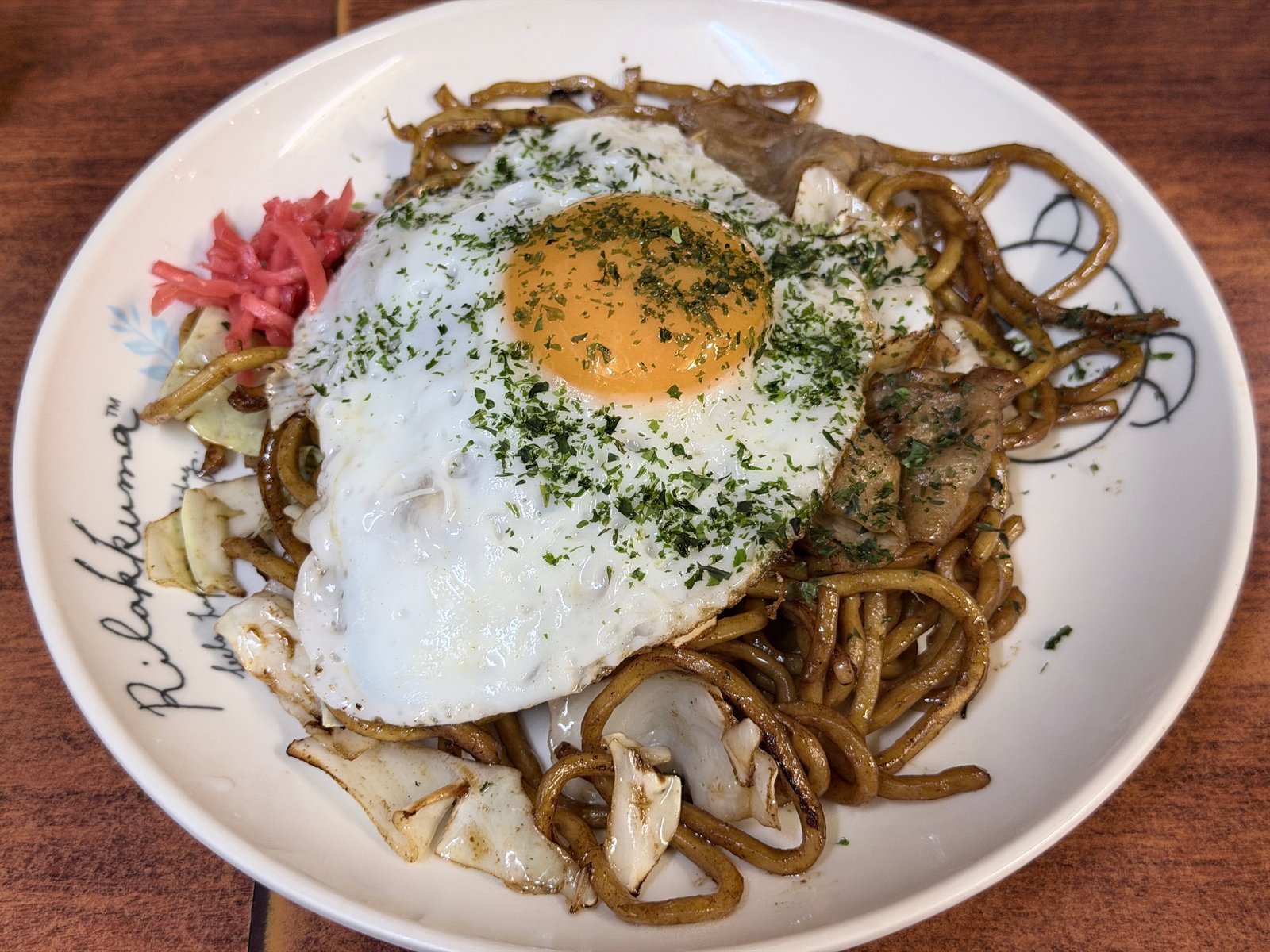 ミックス盛り(目玉焼きのせ焼きそば)