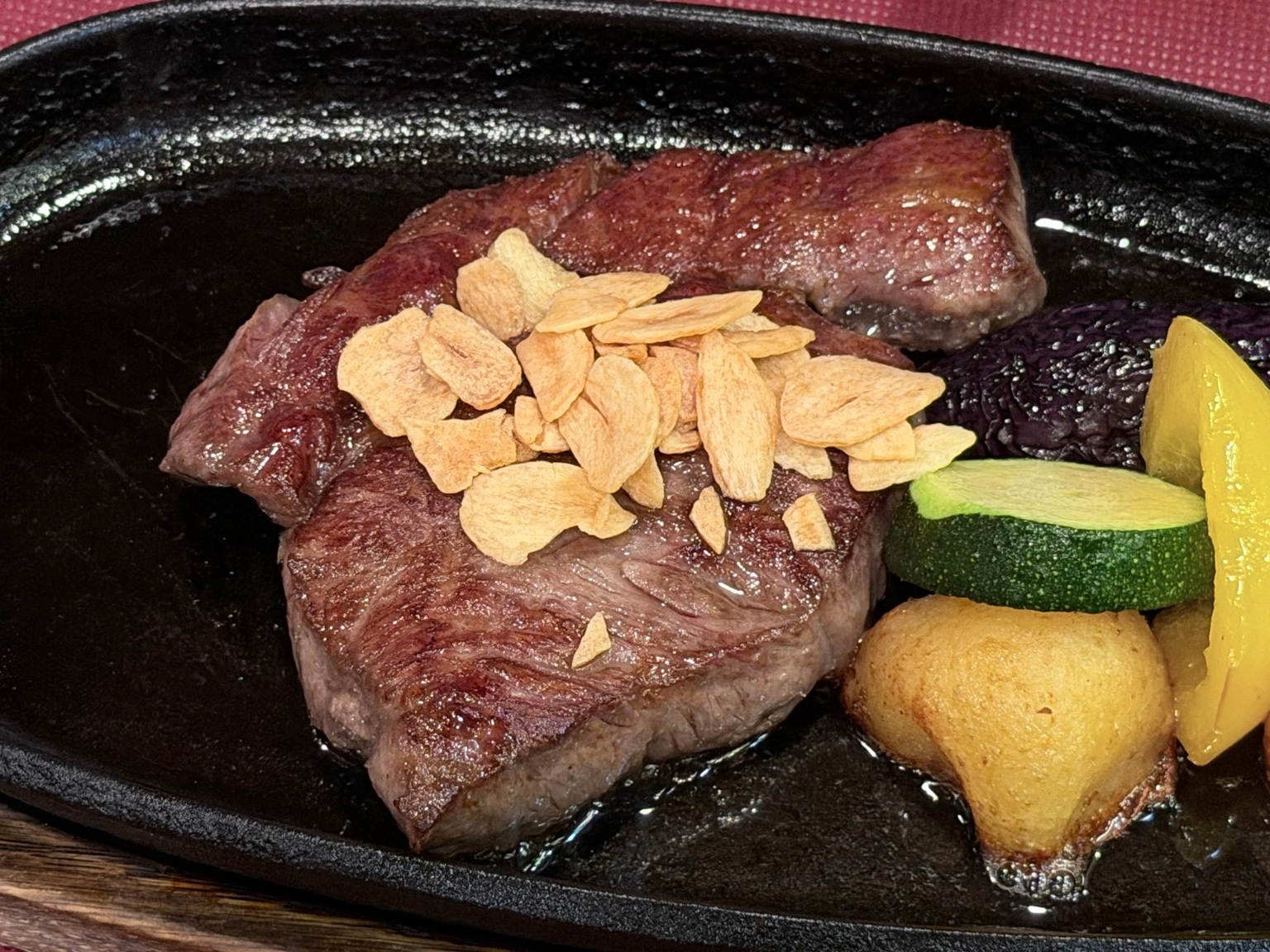 鉄板に盛られたステーキと野菜